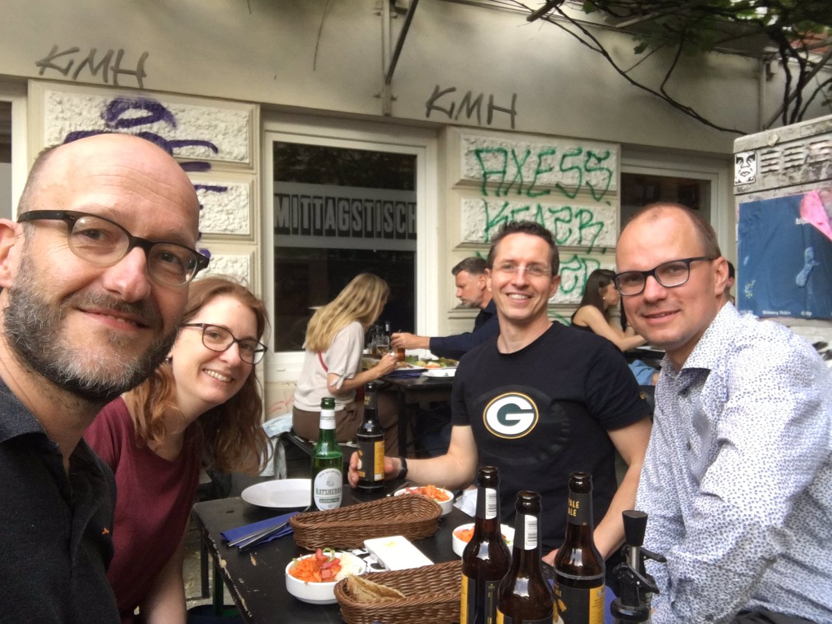 Robbie of Chemnitz delivered! 
Rubbing shoulders with main group chemistry and colourful molecules followed by a stroll around town. Thanks <a href="/KretschmerLab/">KretschmerLab</a> for making <a href="/ChemieUHH/">Chemie UHH</a> a stop on your summer tour. 
<a href="/LisaVondung/">Lisa Vondung</a>