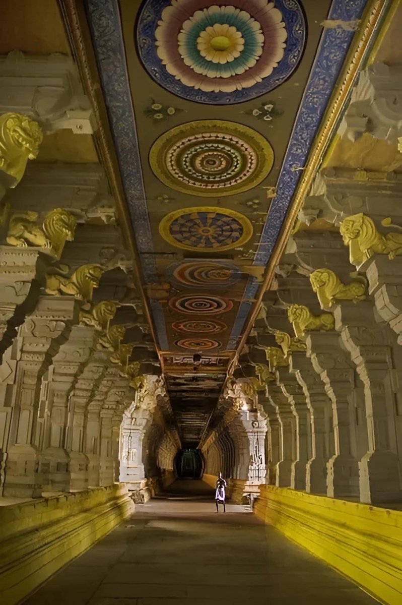 #arts #artlovers #ArteYArt #painting #donneinarte #music Ramanathaswamy Temple
Ramanathaswamy Temple at Rameswaram, Tamil Nadu
This corridor is about 640 feet which the world's longest!!!