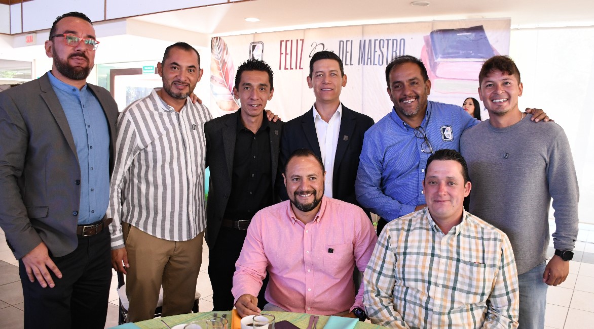 UJED_Oficial's tweet image. #UJEDInforma El subsecretario general administrativo, Víctor Aguilar, en representación del rector Rubén Solís, la directora #CCH, Sara Beatriz Gamero, y autoridades universitarias, celebraron y convivieron con académicos de la unidad académica, a quienes reconocieron. #SomosUJED
