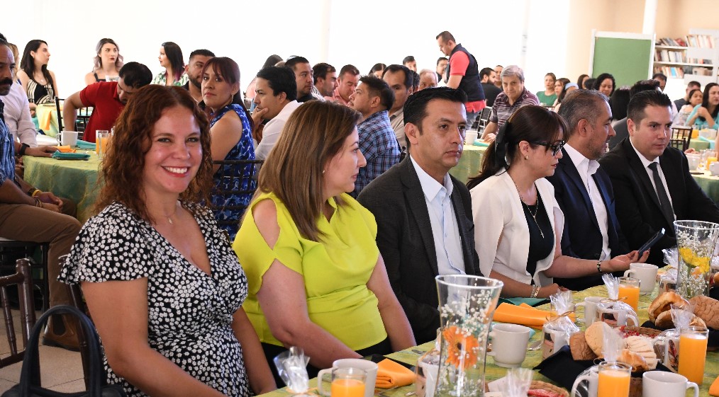 UJED_Oficial's tweet image. #UJEDInforma El subsecretario general administrativo, Víctor Aguilar, en representación del rector Rubén Solís, la directora #CCH, Sara Beatriz Gamero, y autoridades universitarias, celebraron y convivieron con académicos de la unidad académica, a quienes reconocieron. #SomosUJED
