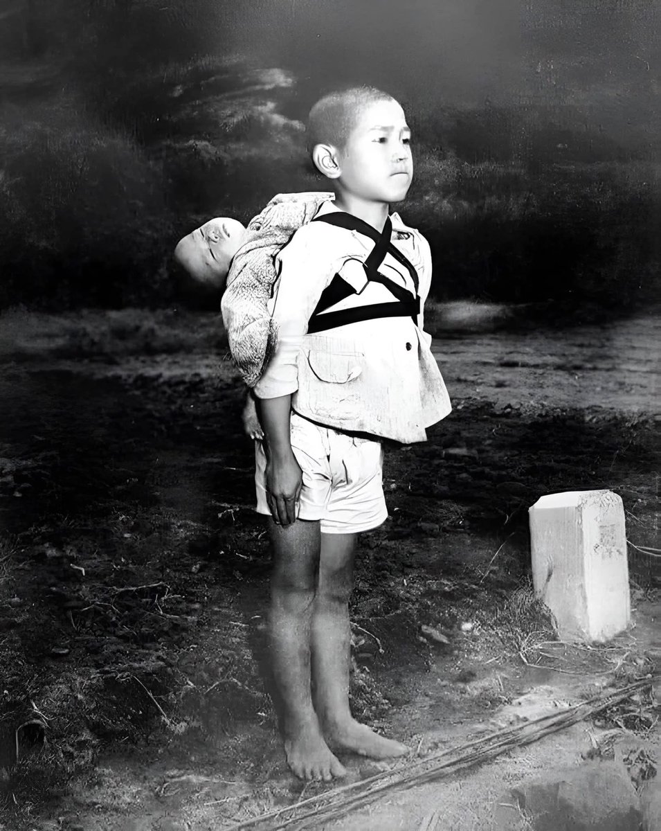 #arts #artlovers #ArteYArt #painting #donneinarte #music This heartbreaking picture was taken after the atomic bombing of Nagasaki, Japan in 1945. It shows a young Japanese boy standing at attention, carrying the body of his baby brother who had been killed in the bombing.