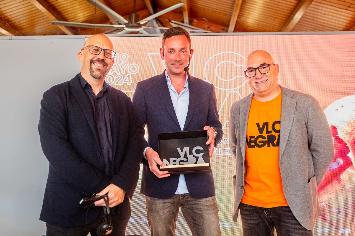 valencianegra's tweet photo. 👉Ragnar Jónasson y Anders de la Motte han venido del Norte y esperemos que regresen pronto. Ha sido un placer disfrutar de esta charla, que ha llenado el patio de CTAV 👏 Además, Ragnar Jónasson ha recibido su Premio Valencia Negra Best Novel 2023 ¡Gracias por vuestra presencia! https://t.co/JDCXUipDUj