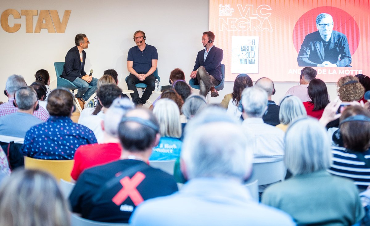 valencianegra's tweet photo. 👉Ragnar Jónasson y Anders de la Motte han venido del Norte y esperemos que regresen pronto. Ha sido un placer disfrutar de esta charla, que ha llenado el patio de CTAV 👏 Además, Ragnar Jónasson ha recibido su Premio Valencia Negra Best Novel 2023 ¡Gracias por vuestra presencia! https://t.co/JDCXUipDUj