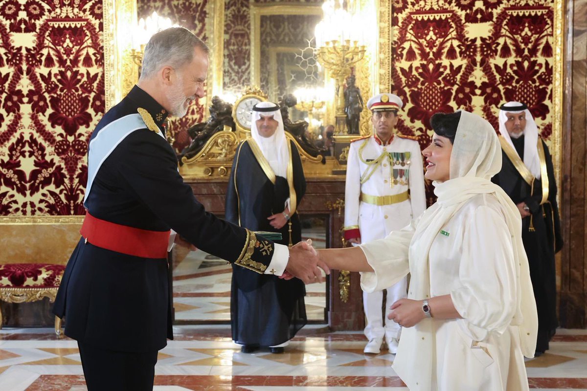 Hoy he tenido el honor de entregar mis cartas credenciales, como Embajadora del Reino de Arabia Saudí ante el Reino de España, a Su Majestad el Rey Felipe VI. Trabajaré para fortalecer las relaciones entre nuestros dos países amigos. 🇸🇦🇪🇸
📷:@CasaReal