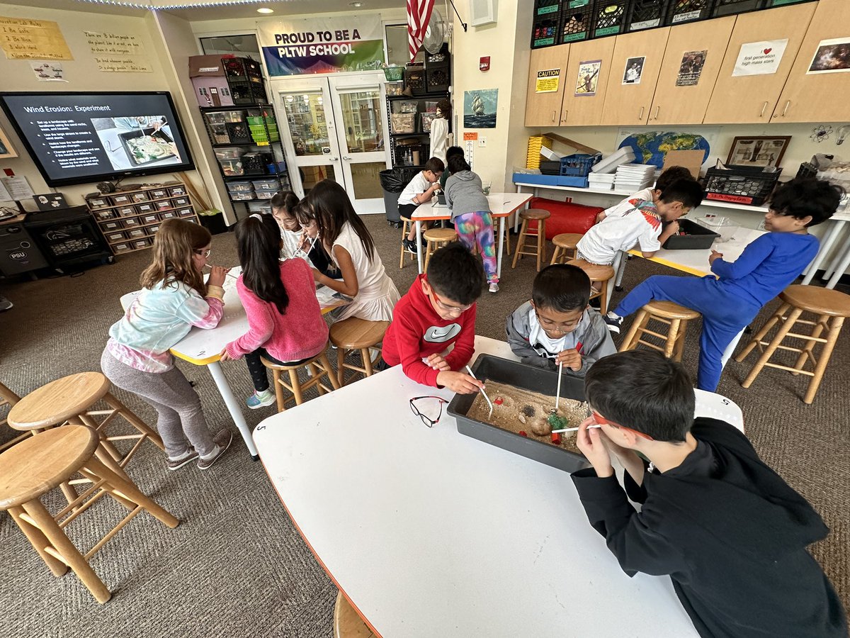 Simulating wind erosion! Tomorrow we need to problem solve how to slow down wind erosion 🌬️ #EWLearns