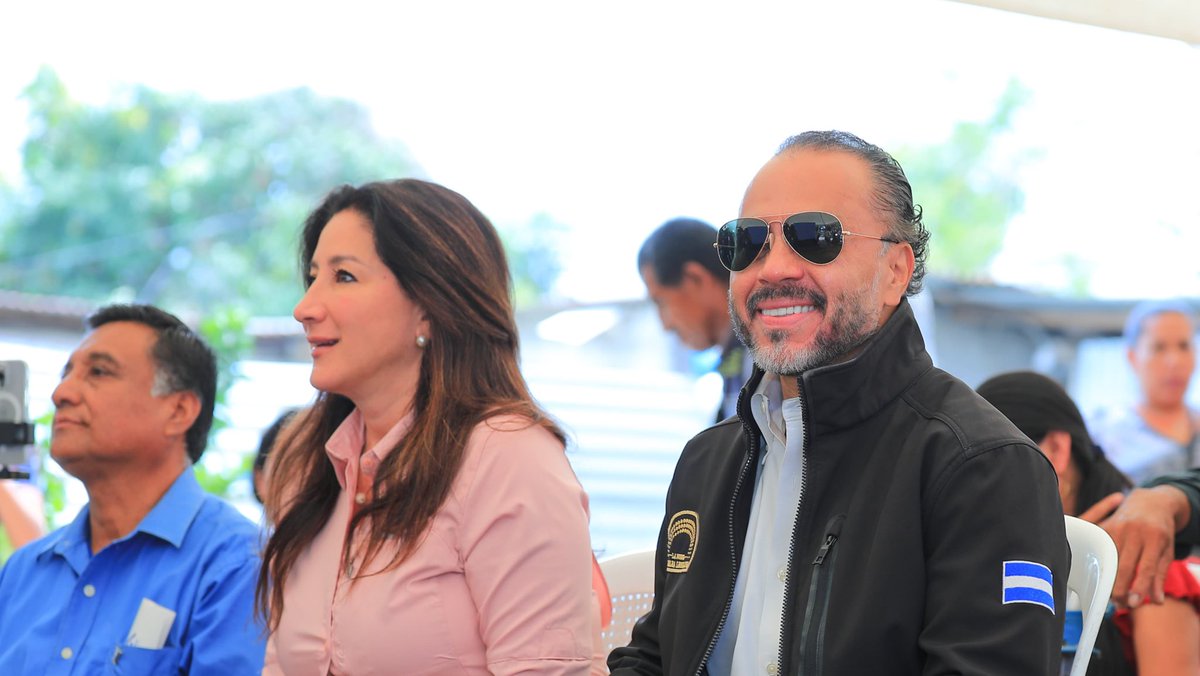 “En primer lugar, quiero darle gracias a Dios, ya que por 15 años esperamos obtener las escrituras de nuestros terrenos, que son el futuro para nuestros hijos. Reconozco el gran trabajo de la Ministra <a href="/misol140/">Michelle Sol 🇸🇻</a> y el presidente <a href="/ECastroES/">Ernesto Castro</a>. En nombre de nuestra comunidad, les