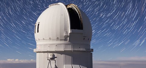 كيف تعمل المراصد الأرضية؟ ✨📡

تعمل المراصد الأرضية عن طريق جمع الأشعة الكهرومغناطيسية بما في ذلك الضوء المرئي من الأجرام السماوية، ويتم ذلك من خلال التلسكوب وهي الاداة الرئيسية المستخدمة في المراصد والذي يقوم بجمع الضوء والأشعة الأخرى من الفضاء لتكوين الصور 🌌