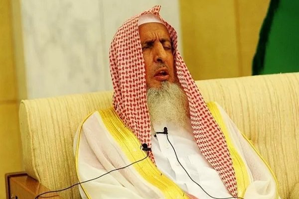 مفتي عام المملكة الشيخ عبدالعزيز آل الشيخ يكلف عدداً من أصحاب الفضيلة العلماء للرد على استفسارات الحجاج خلال موسم حج هذا العام 1445هـ، وشمل التكليف:

- الشيخ عبدالسلام السليمان على الرقم 0504222205 .

-الشيخ الدكتور جبريل البصيلي على الرقم 0506741787 .

- الشيخ عبدالله الطيار على