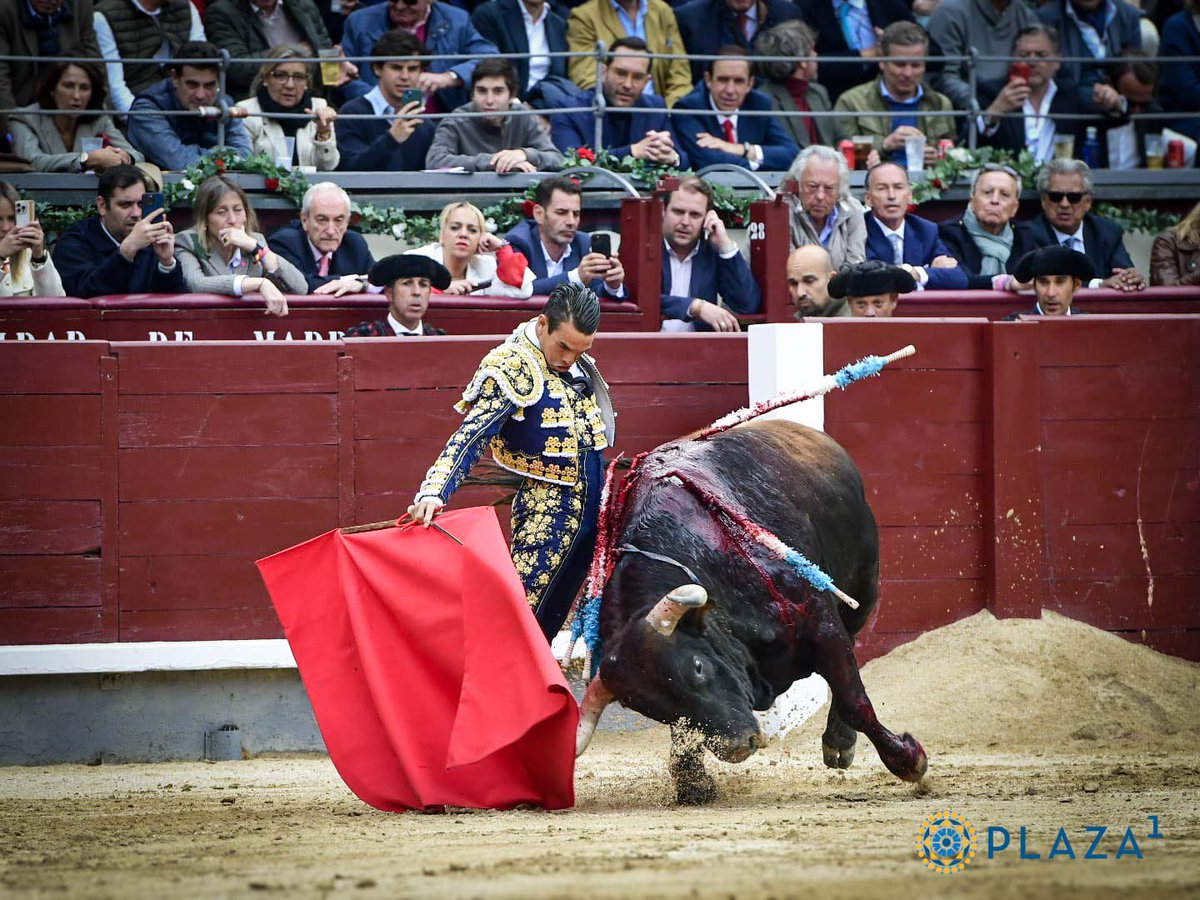 Madrid en @LasVentas Saludos tras petición para @JMManzanares con un 2° de @PRGtoros castaño, armónico y con remate para una faena de derechazos con varios redondos que calentó al personal. Hubo un natural largo de bella factura. Quiso matar recibiendo y dejó media estocada.