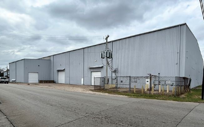 🏭✅🚛 ±50,278 SF Fabrication Building | Multiple Cranes | NEW ROOF hubs.la/Q02xnDNn0
#Industrial #NewRoof #CBD @Colliers_HOU