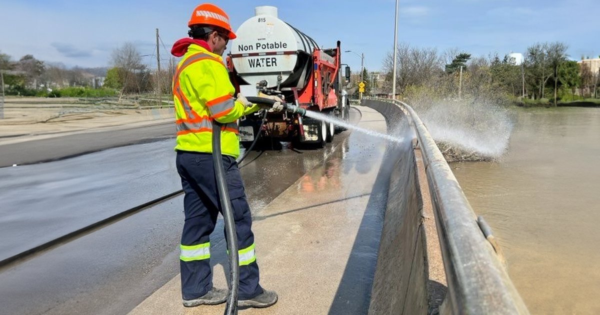 Did you know? Every spring, our road crews wash bridges to remove sand, gravel and de-icing materials from winter. This prevents deterioration and extends the bridge's lifespan. 🌉✨ Please drive carefully around work zones to keep everyone safe!