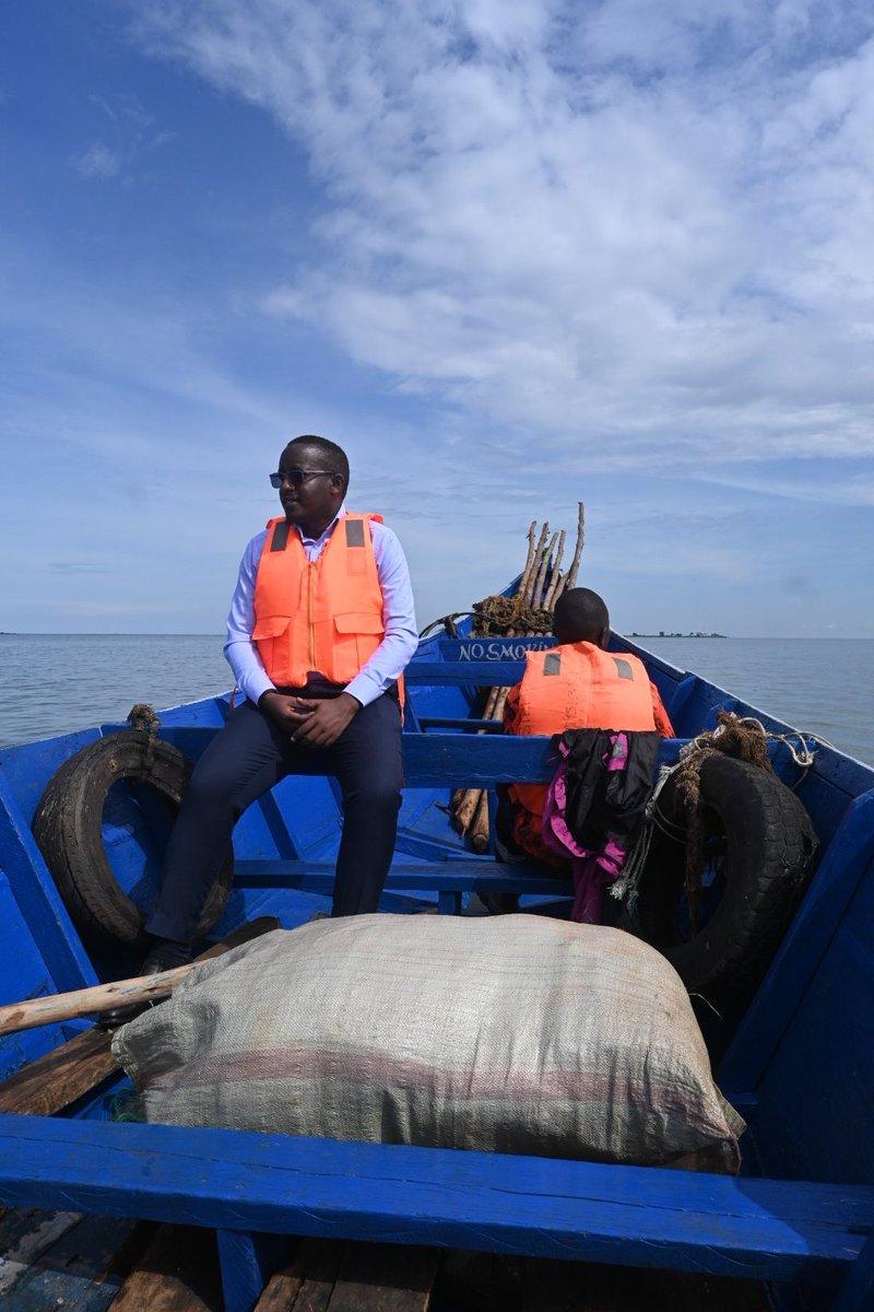 ffmariet's tweet photo. Aangekomen in #uganda en gelijk even met bootje Victoria Lake op geweest naar het midden van de aarde #equater https://t.co/8c3bYOwmUs