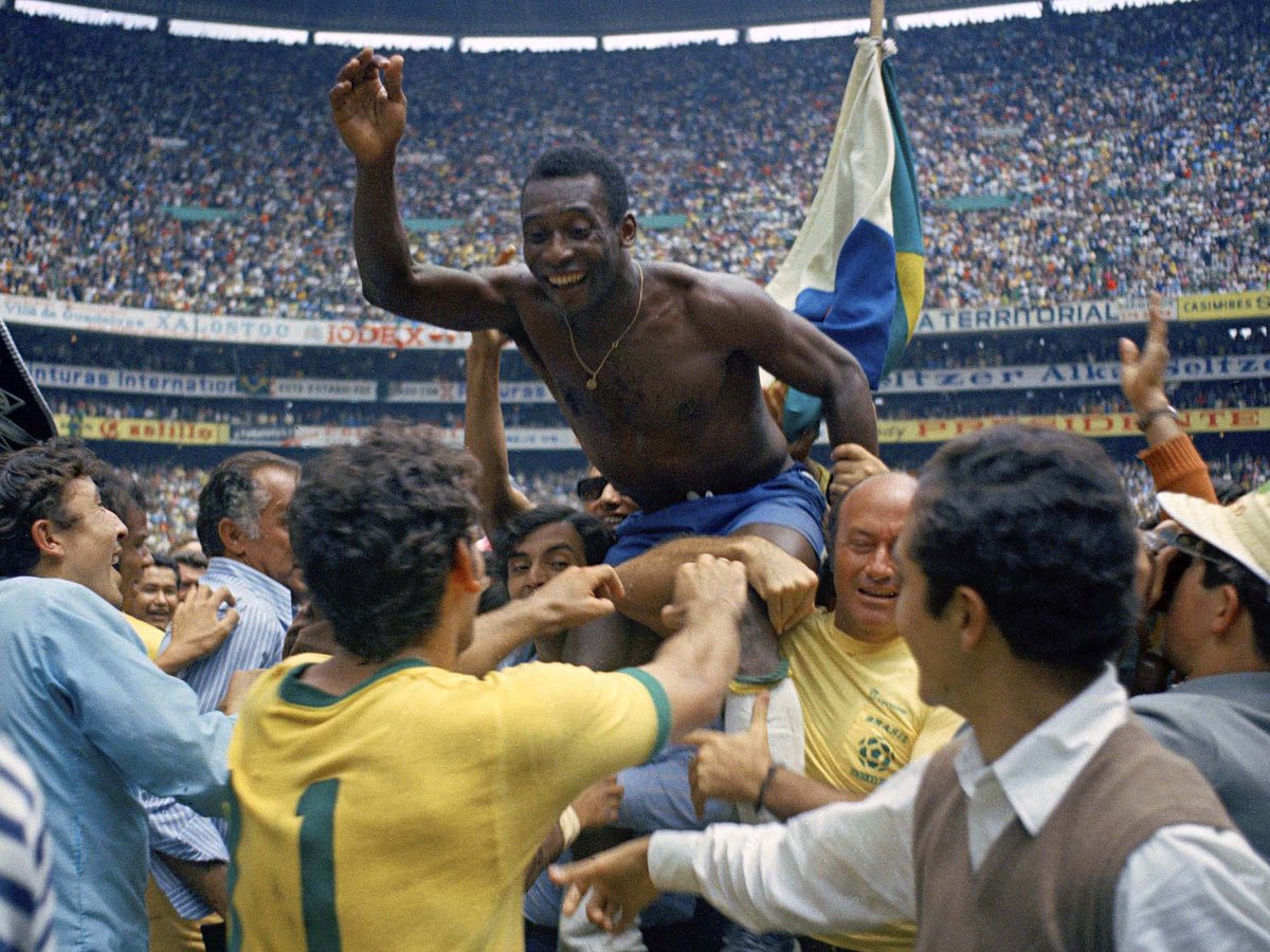 Mais da metade dos torcedores brasileiros consideram Pelé o maior da história. No coração dos torcedores brasileiros, Edson Arantes do Nascimento, que morreu em 29 de dezembro de 2022, segue sendo o maior jogador de futebol da história, o que é provado pela Pesquisa