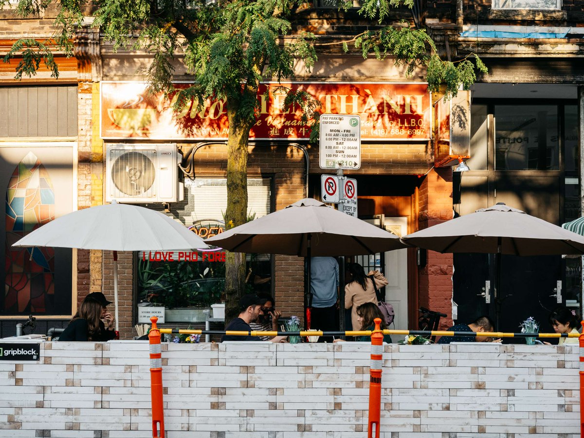 Patio season has arrived! 
CaféTO kicks off with 95 per cent of curb lane cafés ready for the long weekend

News release: toronto.ca/news/patio-sea…