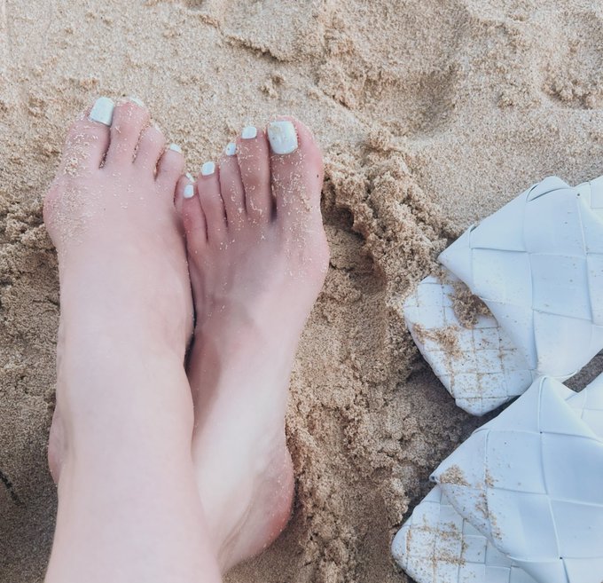 Lick my sandy Bottegas clean 🤍💦👅 https://t.co/IwwwD8kqTO