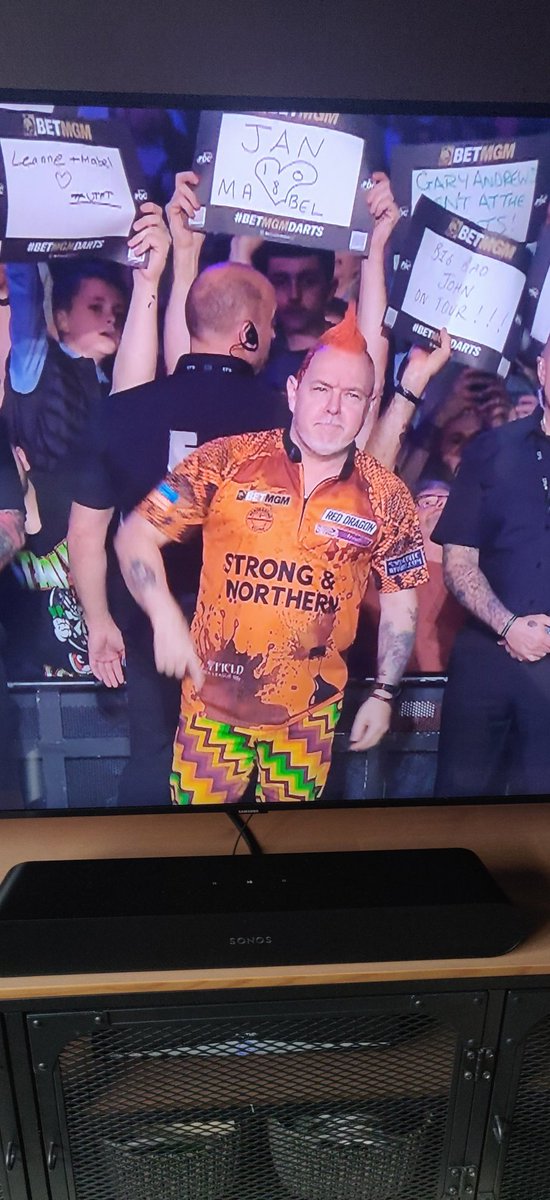 Peter Wright rocking a @HendoRelish shirt at the darts tonight 😎 #PLDarts