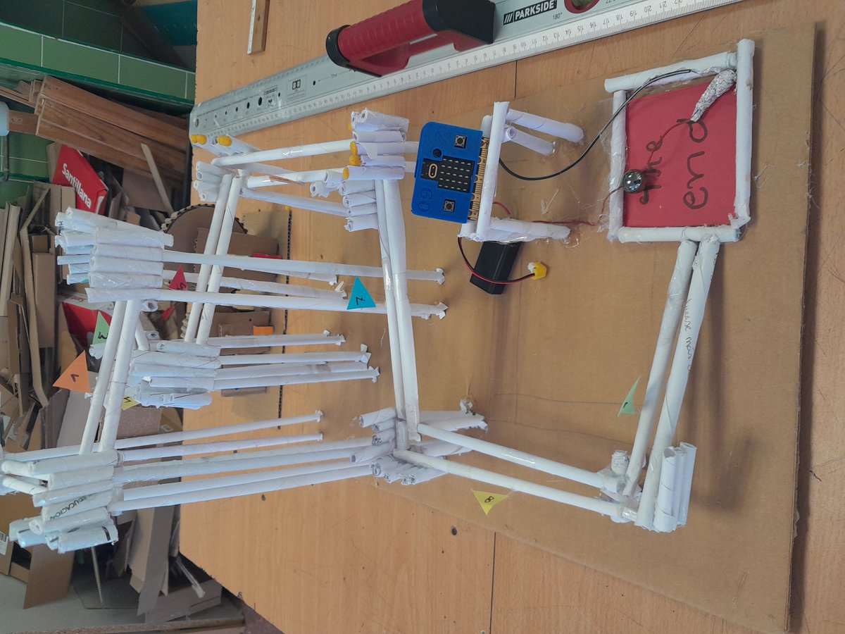 Para #FANTEC2024, nuestra montaña rusa de canicas con señalizacion final con microbit.