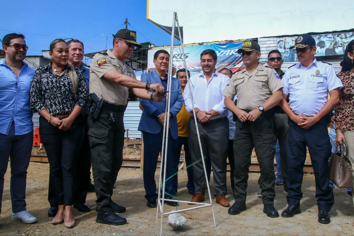 Gobernador @VichoAuad junto al alcalde @WilsonCanizares colocó la primera piedra de la nueva Unidad de Policía Comunitaria en Daule. Acción respaldada por el Gobierno Nacional y que demuestra un trabajo en equipo en fortalece la seguridad ciudadana en el Guayas. #ElNuevoEcuador.