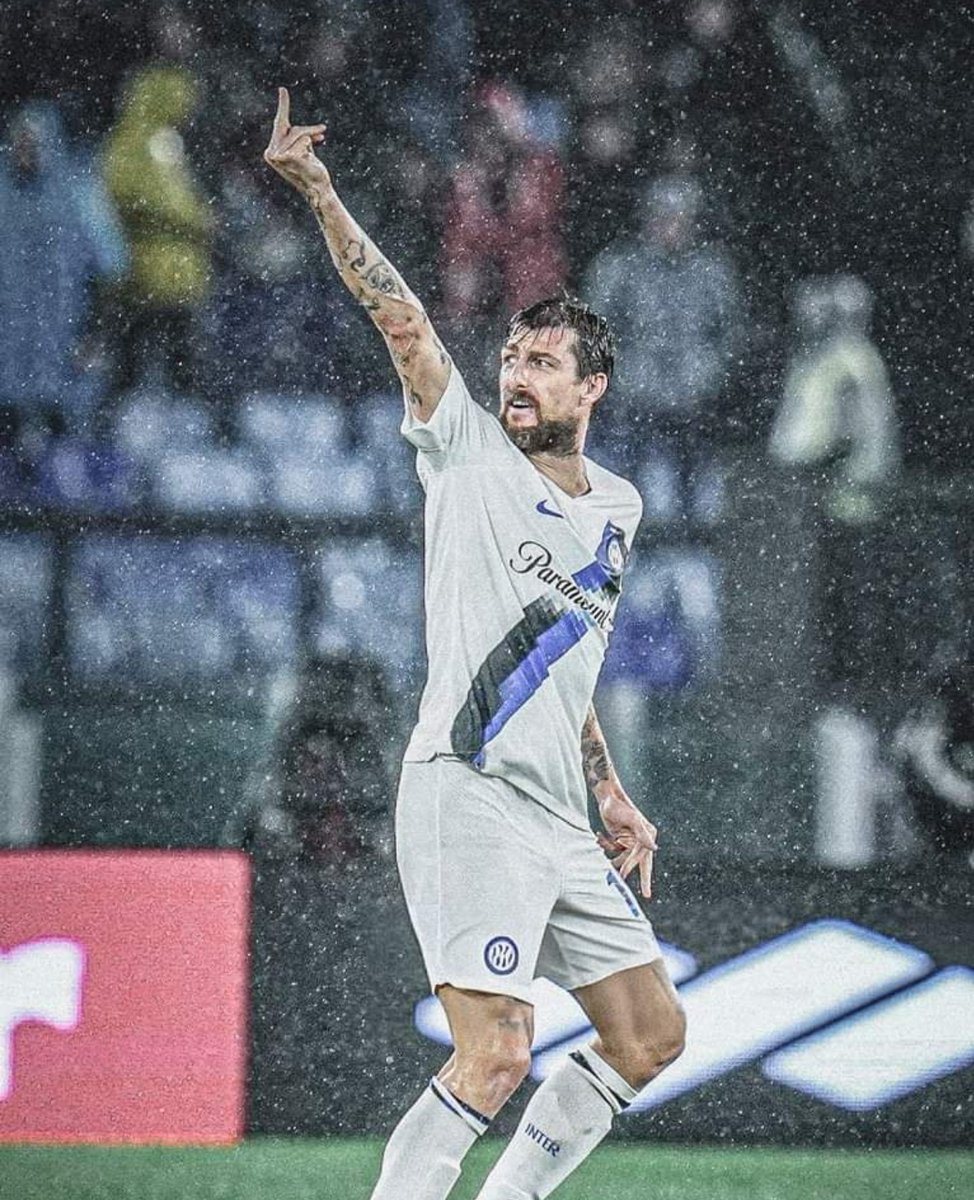 Ci hanno messo settimane per multare #Acerbi tra questo gesto e la frase razzista a Juan Jesus,mezza giornata invece per dare 2giornate ad #Allegri è incredibile come #Chinè si dimostri ancora una volta velocissimo con la #Juventus e lento con gli altri #Figc #Gravina 🤮