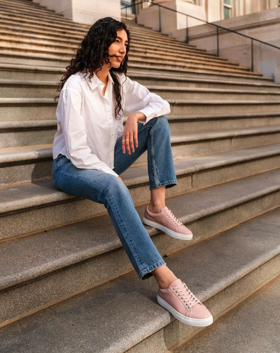 So much love for the premiers, we’re blushing ☺️💞 📸: @ishgarrido #ThursdayBoots #WomensSneakers #PinkSneakers #SpringStyle #CasualOutfit