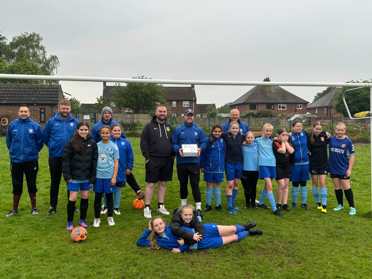 Completing a hattrick of awards won today by @SwadGirlsFC, Lee Stone was presented with our Unsung Hero giftbox earlier this evening during a training session. 🎁 Lee puts his all into the club, and is loved by players, parents and fellow coaches. Congratulations to our Unsung
