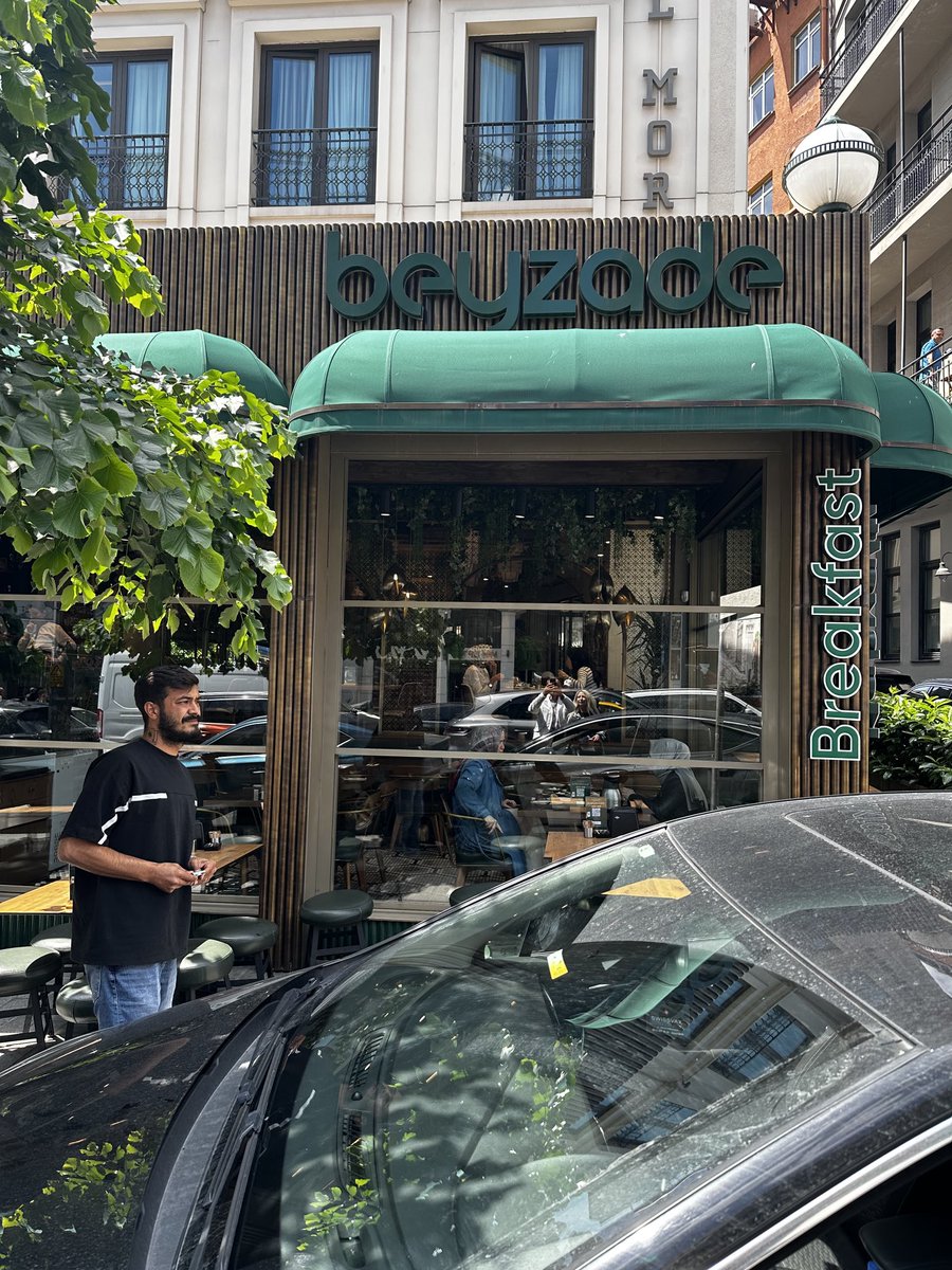 Karaköy’de #Beyzade isimli restoranın önünde vale tezgahı kurulmuş. Halkın yolunu parsellemiş bu şahıslara 2 araç park ücreti olarak 400TL ödedik Aracı beklerken 5 kişi 200’er TL ödedi Fiş istedim, vermedi Günde 100 bin TL’ye yakın para kazanıyor ama devlete kuruş vermiyor