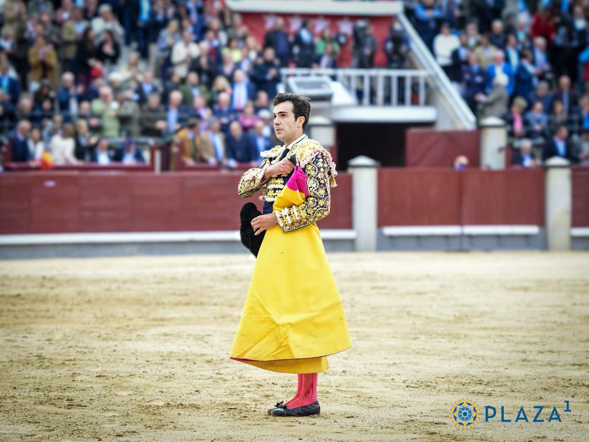 En @LasVentas Oreja para @InfoTomasRufo tras una faena donde se cobró una voltereta que no pasó a mayores. El toro fue de triunfo pero no lo aprovechó del todo el toledano que lo toreó al hilo. La cogida y el ambiente, le otorgaron el trofeo tras dejar una media estocada.