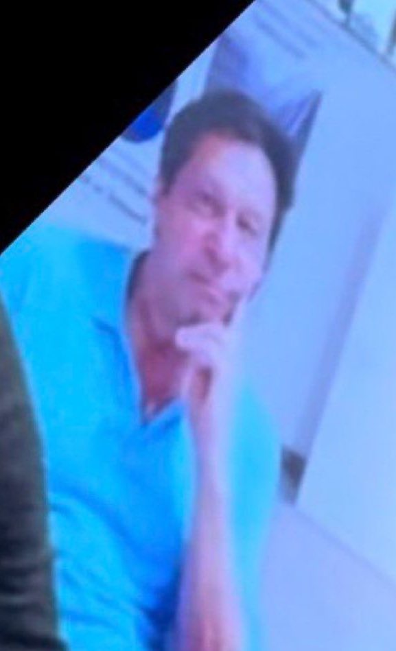 جیل میں ناحق قید سابق وزیراعظم عمران خان کی یہ تصاویر زندان میں ڈالے جانے کے 285 روز بعد آج ایک عدالتی پیشی کے دوران سوشل میڈیا پر ظاہر ہوئیں۔