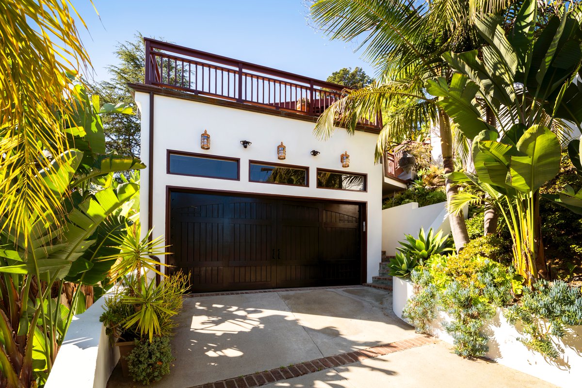 Laurel Canyon Retreat 🍃 Boasting a spacious living area with vaulted ceilings and panoramic views of the Hollywood sign, this unique Mid-Century home offers an inviting atmosphere flooded with natural light. [Listing: Brynn Pennel | tinyurl.com/2251-Sunset-He…] #EllimanCalifornia