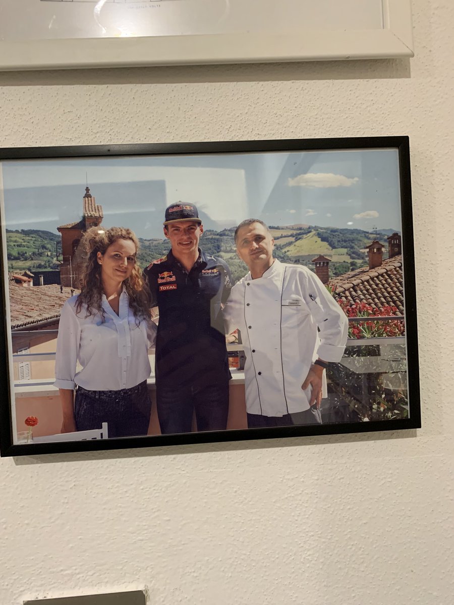 Pontificaal aan de muur in hotel in Brisighella, zo’n 25 kilometer van Imola.