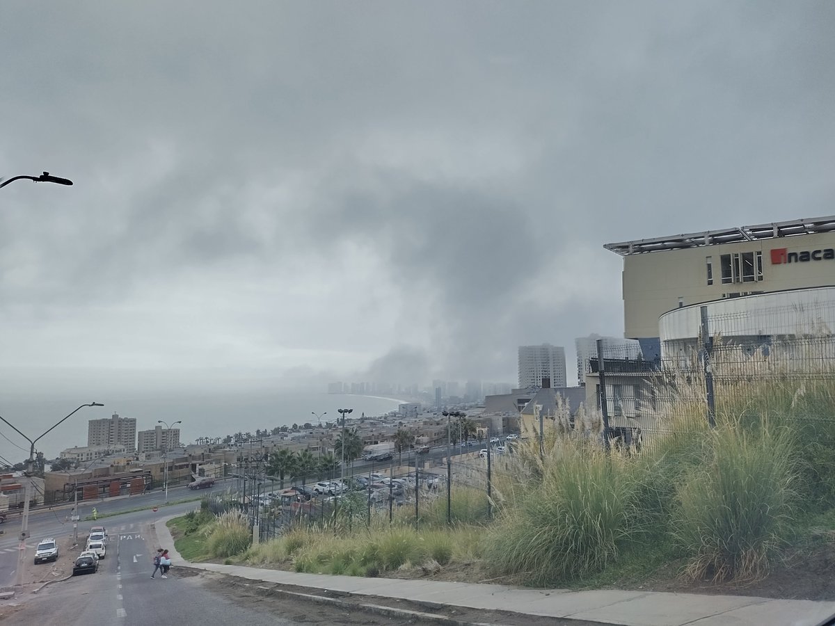 Sector sur nubes bajas ya tapando edificaciones. 🙄 #Iquique