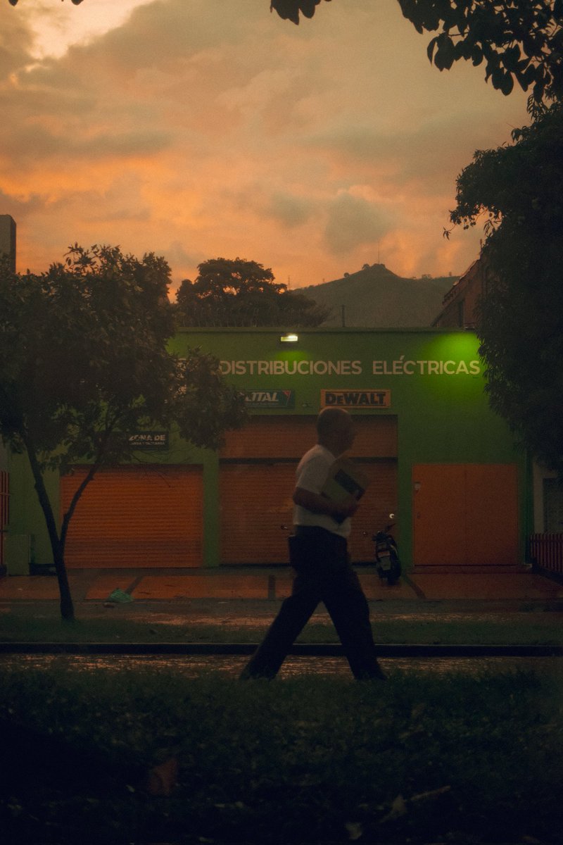 Fotografiando el HomoCaleñus Sapiens una rara especie de caleño en via de extinción que no teme a la lluvia #cali ig: fujistercalico <a href="/DanielSamperO/">Daniel Samper Ospina</a> <a href="/TwiterosCali/">TWlTTEROS CALI</a>
