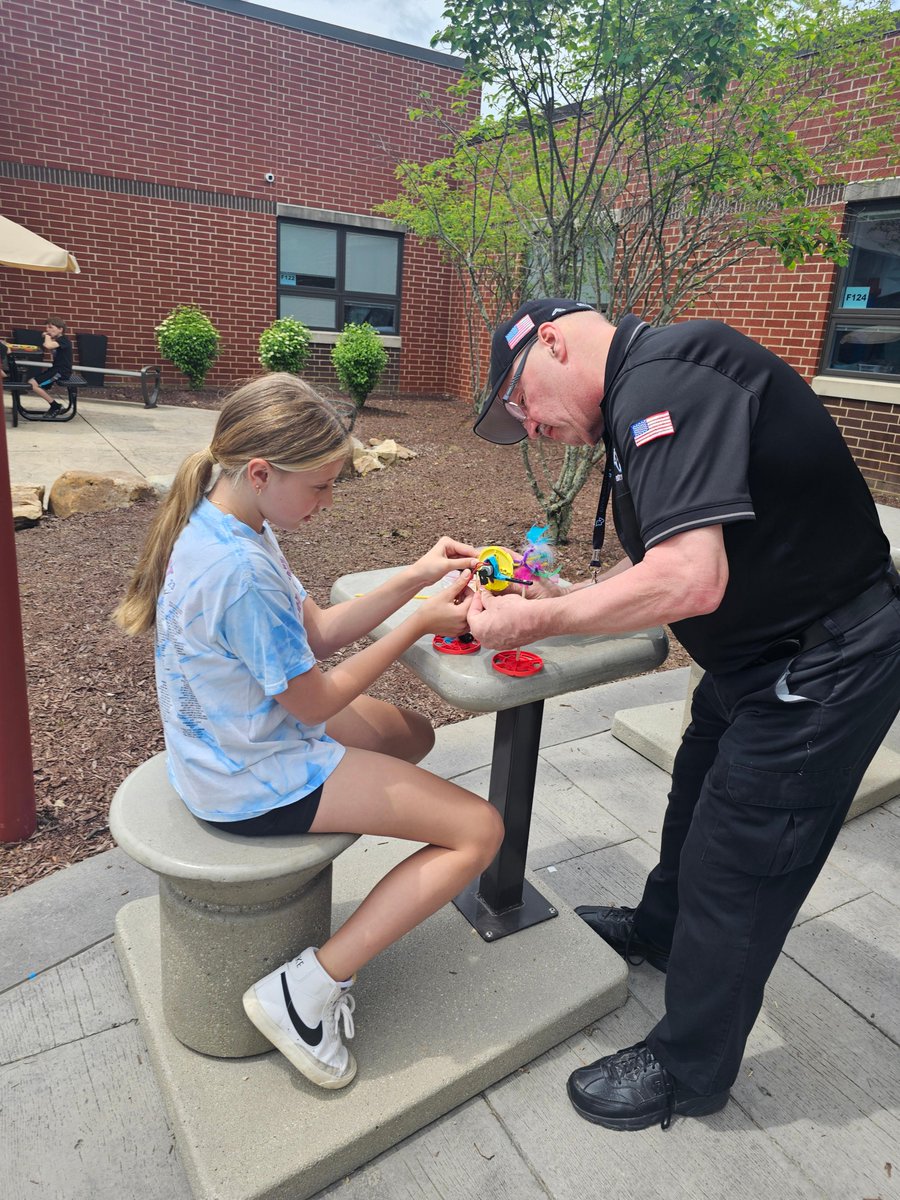 3rd-5th graders and guests built 'Wiggle Bots' at the SES Remake Learning Days event. The challenge was to build a creature that could stand up on its own and move around using a battery pack, a motor, and building supplies. ##RemakeDaysNWPA #RemakeDays @RVSDSuper @SbgPrincipal