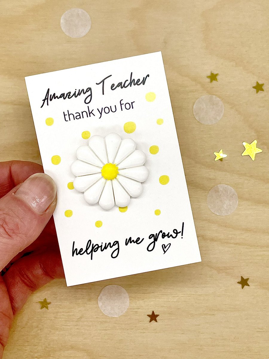 #womaninbizhour 

“Amazing Teacher: thank you for helping me grow” daisy pin teacher thank you gift 🌼

#TeacherAppreciation #TeacherGift #etsyhandmade #etsygifts #giftideas #shopindie #UKMakersHour #inbizhour 

etsy.com/shop/janebprin…
