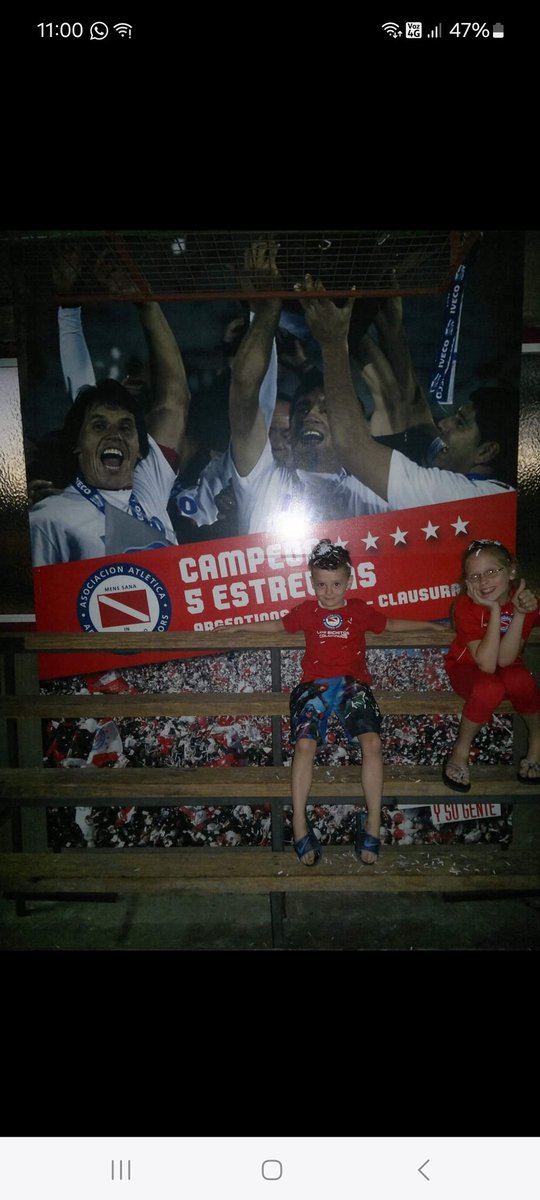 Gigantografía de la tapa de #Campeón5Estrellas, laburazo para celebrar la obtención del Clausura 2010 de la mano del Bichi Borghi y un equipazo con todas las letras. A 15 años, salud #AAAJ! Amores: un libro de @AAAJoficial propio, @MarkoSanto @Catasantonovich, ¿qué mejor...?