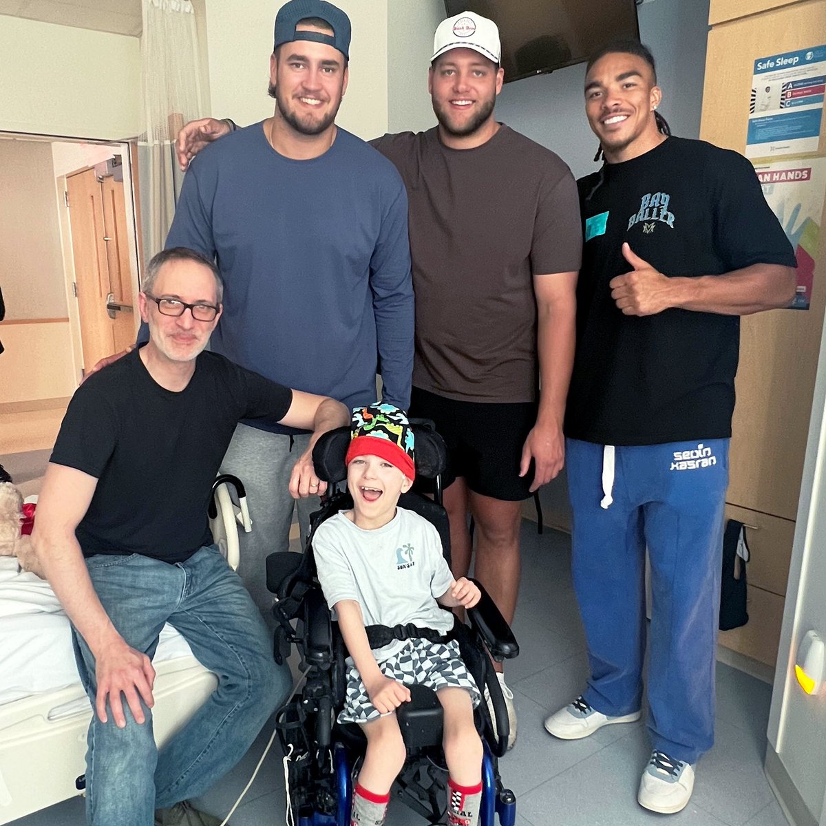 When Brynlee told @vandemark_ryan that she was going to paint his nails, she meant it! (And we think that color suits you perfectly, Ryan 😉)

Thank you Ryan, <a href="/freestylefalcon/">Tommy Doyle</a> and <a href="/ChaseClaypool/">Chase Claypool</a> for stopping by - we're grateful for the support we receive from the <a href="/BuffaloBills/">Buffalo Bills</a>!