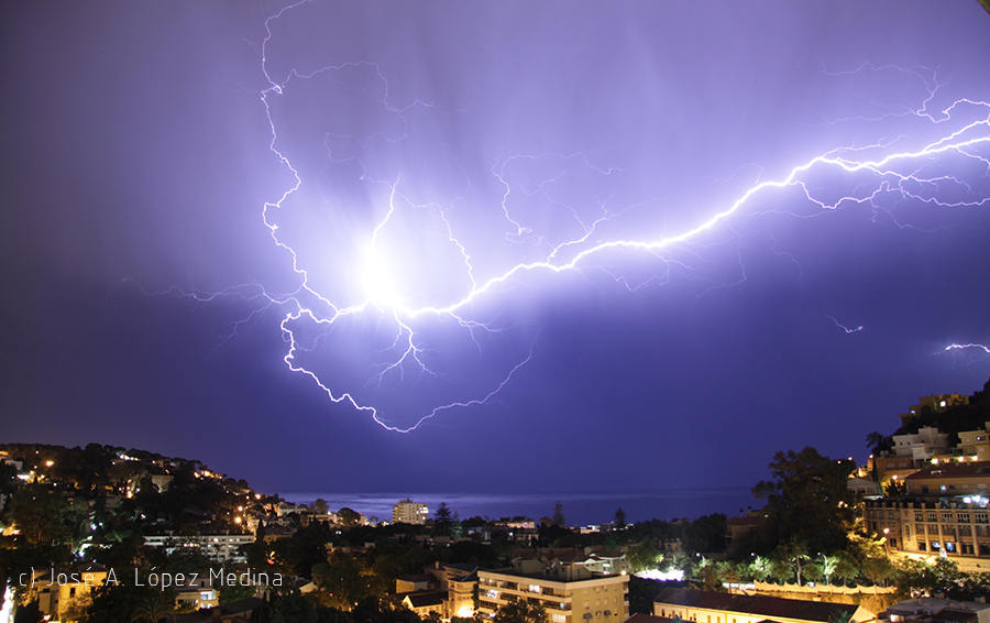 Una investigación ha demostrado que los radicales hidroxilo e hidroperoxilo liberado por los #rayos durante las #tormentas eléctricas, contribuyen a limpiar la #atmósfera. Toda la información en el blog 👇 cazatormentas.com/rayos-limpiar-…