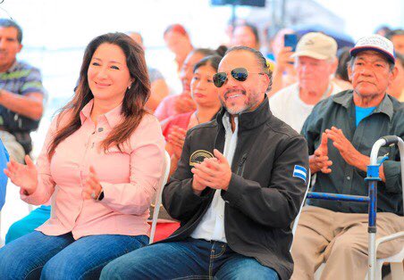 #Nacionales | El presidente del legislativo, <a href="/ECastroES/">Ernesto Castro</a>, acompañó a la ministra <a href="/misol140/">Michelle Sol 🇸🇻</a>, a la comunidad Emmanuel, en San Martín, para entregar escrituras de propiedad a más de 207 familias, quienes no tenían certeza jurídica de sus inmuebles desde hace 15 años.