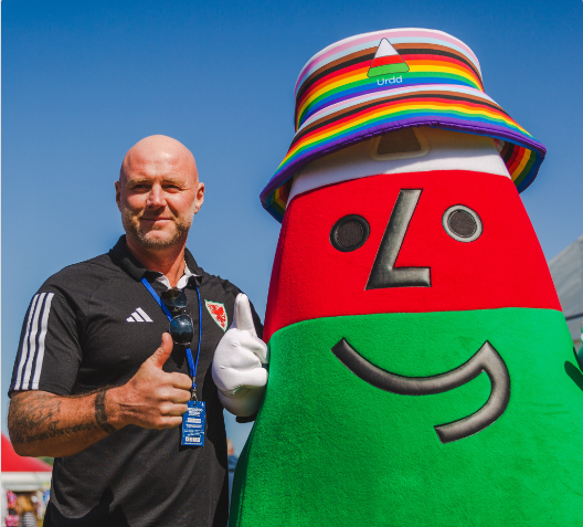 Er, has Alan Knill been replaced by Mr Urdd as Page's assistant?