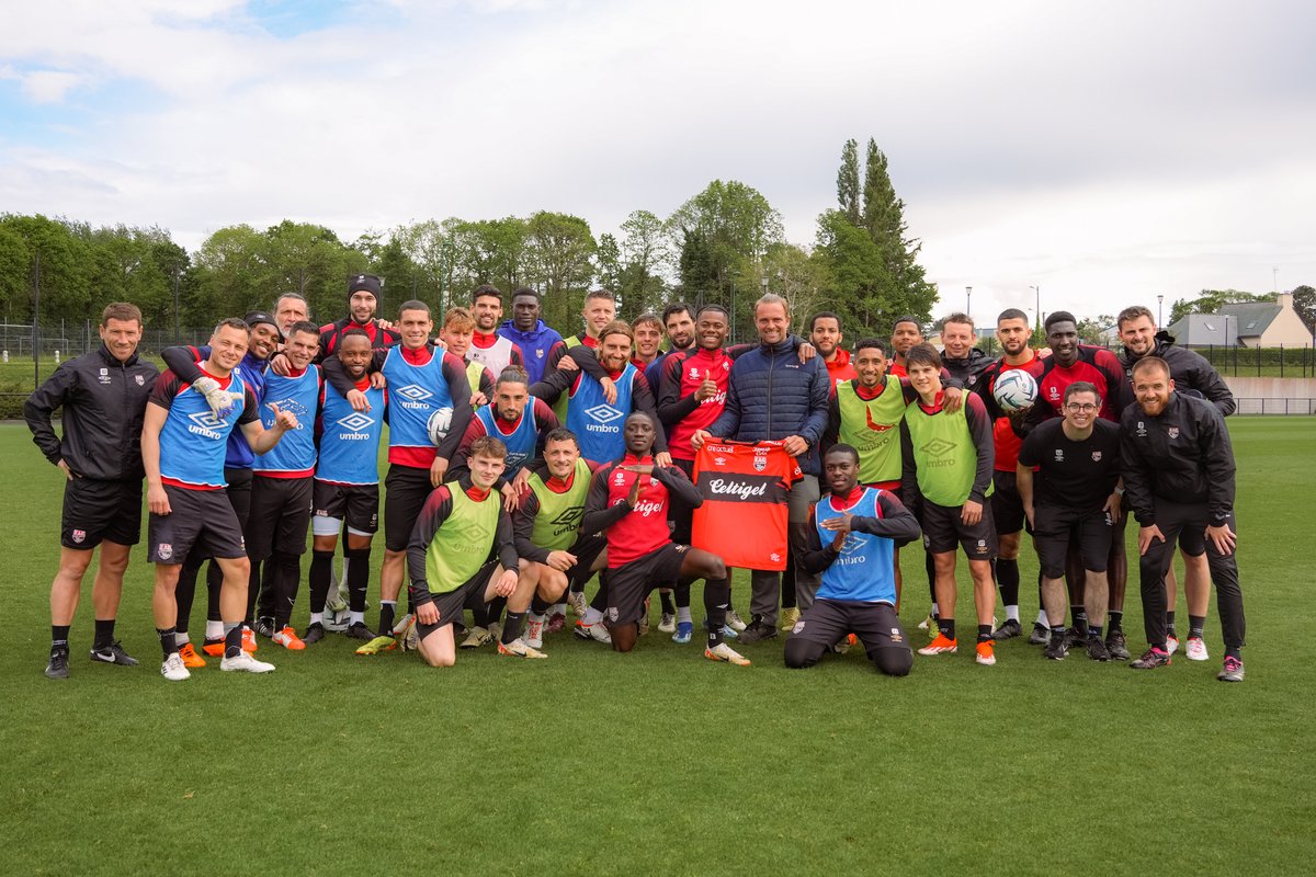 À l'issue de l'entraînement du jour, les Guingampais ont tenu à remercier 𝗥𝗼𝗻𝗮𝗻, le jardinier du 𝗣𝗿𝗼 𝗣𝗮𝗿𝗸 ❤️‍🔥🖤

Merci pour ces galettes 𝗥𝗼𝗻𝗮𝗻 🎱👌

#TeamEAG #WarRaok