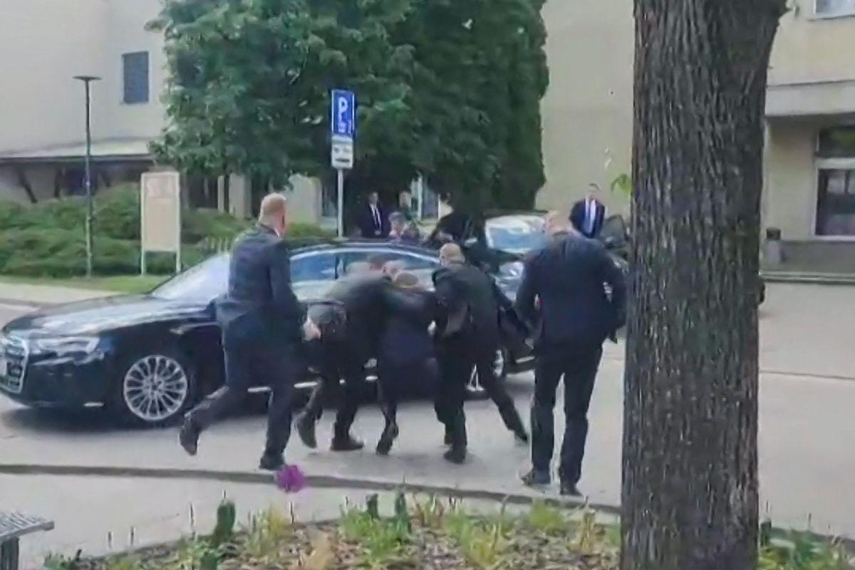 ✅ Yes, a video authentically shows Slovakian Prime Minister Robert Fico being dragged into a car after being shot. snopes.com/fact-check/rob…