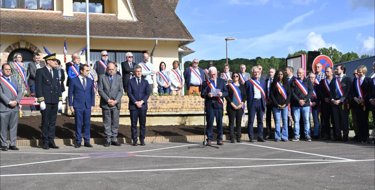 Réunis pour rendre hommage aux deux agents de l'administration pénitentiaire assassinés dans l'Eure. Avec @GDarmanin et @E_DupondM à Incarville, pour exprimer nos condoléances à leurs familles et proches, et notre soutien aux forces de sécurité et de secours mobilisées.