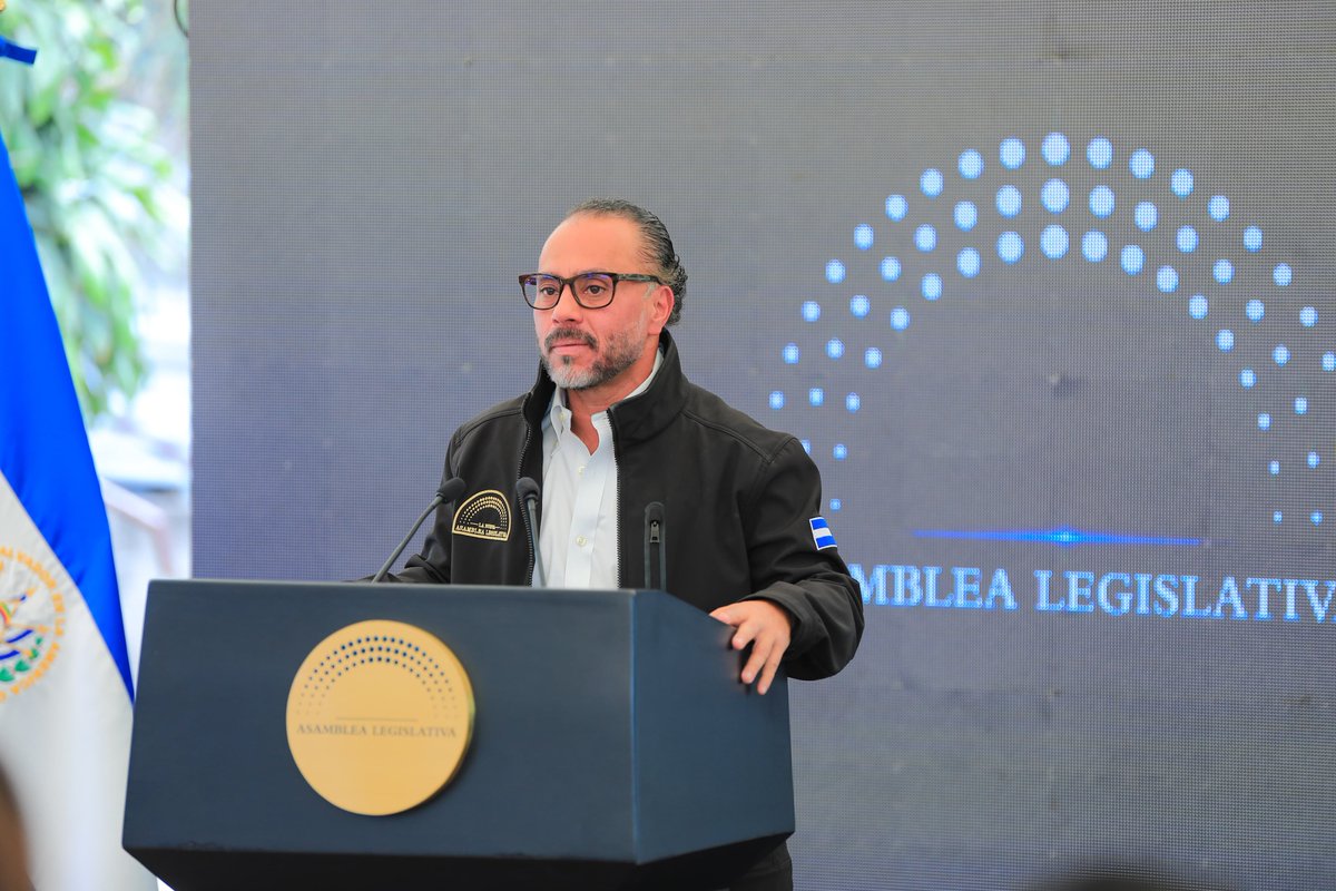 El presidente de la <a href="/AsambleaSV/">Asamblea Legislativa 🇸🇻</a>, <a href="/ECastroES/">Ernesto Castro</a>, enfatiza que actualmente las decisiones las toma el pueblo. "Vemos a las comunidades cada vez más involucradas, que ponen a los políticos pero también los quitan. Los salvadoreños han logrado entender el poder que tienen en sus manos",