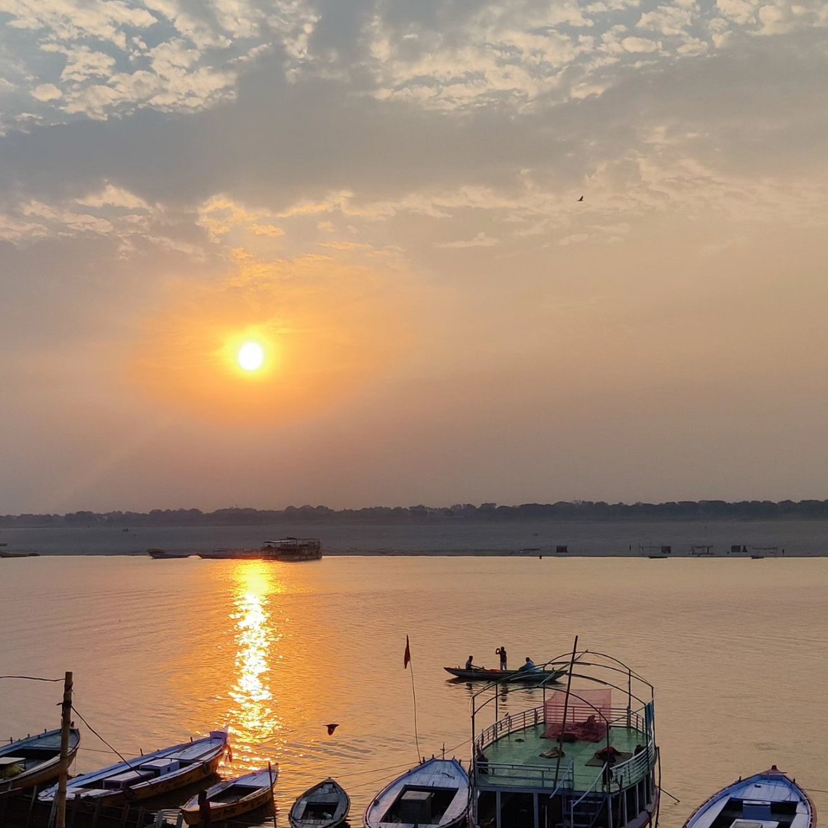 Where my Heart Lives ❤️ Varanasi #sunrise #siddharthabanerjee #inthecity #siddhaveena #banaras #varanasi #varanasidiaries #varanasi #benarasi #varanasiindia #VARANASINEWS #varanasighats #subahebanaras