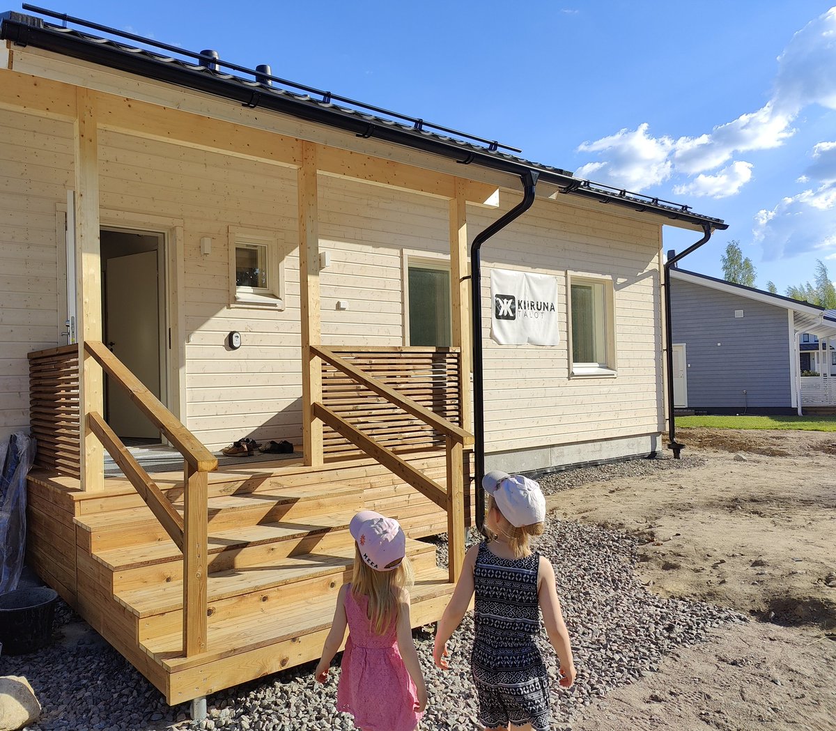 Hausjärvellä Kiirunatalojen talonäyttelyssä. Hyvä formaatti. Talo rakennetaan laadukkaasti tehtaalla ja tuodaan tontille. Muuttamaan pääsee muutamassa viikossa. Lopella on hyviä tontteja. Rantanäkymällä alkaen tuhat euroa. 😎 #LopeltaHyvä #rakentaminen #asuminen #Loppi