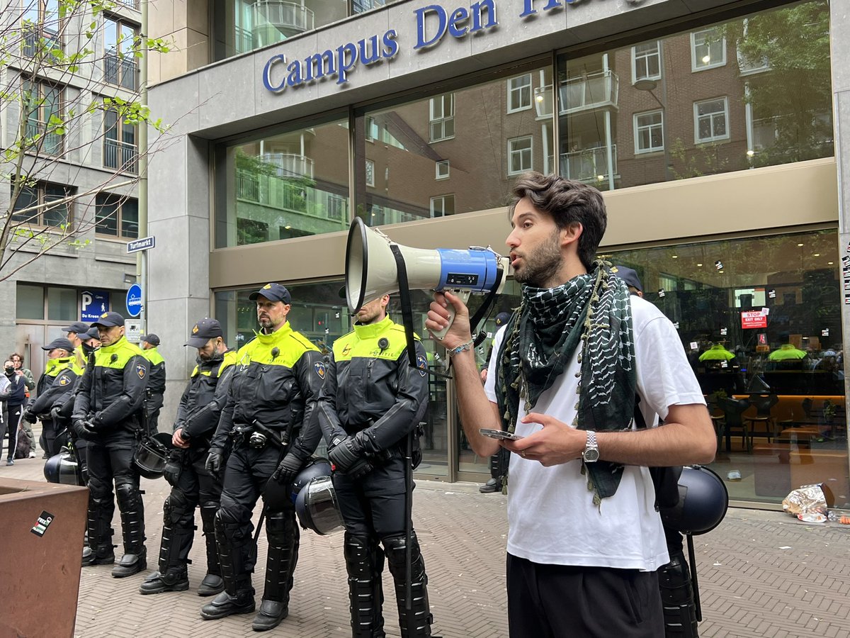 WurfTwain's tweet photo. Nog een laatste post van het Paliprotest vanavond bij het campusgebouw van de Universiteit Leiden in Den Haag. Wordt spoedig vervolgd waarschijnlijk. #denhaag #thehague #universiteitleiden #turfmarkt #palestijnen #protest https://t.co/iRrP89fs5g