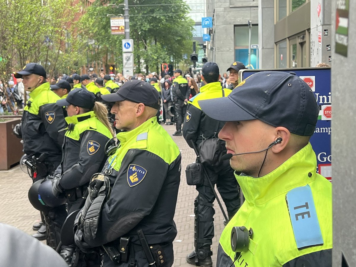 WurfTwain's tweet photo. Nog een laatste post van het Paliprotest vanavond bij het campusgebouw van de Universiteit Leiden in Den Haag. Wordt spoedig vervolgd waarschijnlijk. #denhaag #thehague #universiteitleiden #turfmarkt #palestijnen #protest https://t.co/iRrP89fs5g