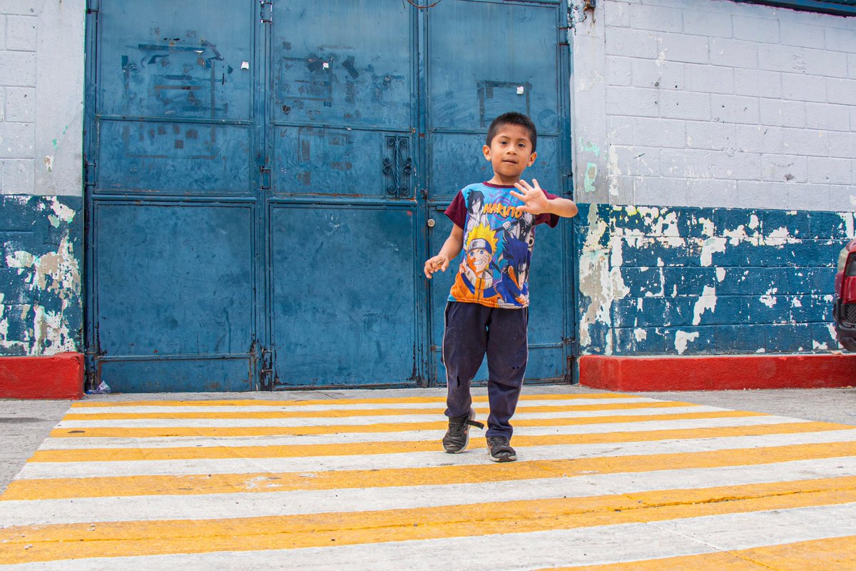 ¡Priorizando la seguridad de nuestros niños en Zona 18! 🚸✨ Realizamos una nueva señalización en la escuela El Cerrito para garantizar que los pequeños y sus padres den pasos más seguros.
#MuniGuate #UnaCiudadParaVivir