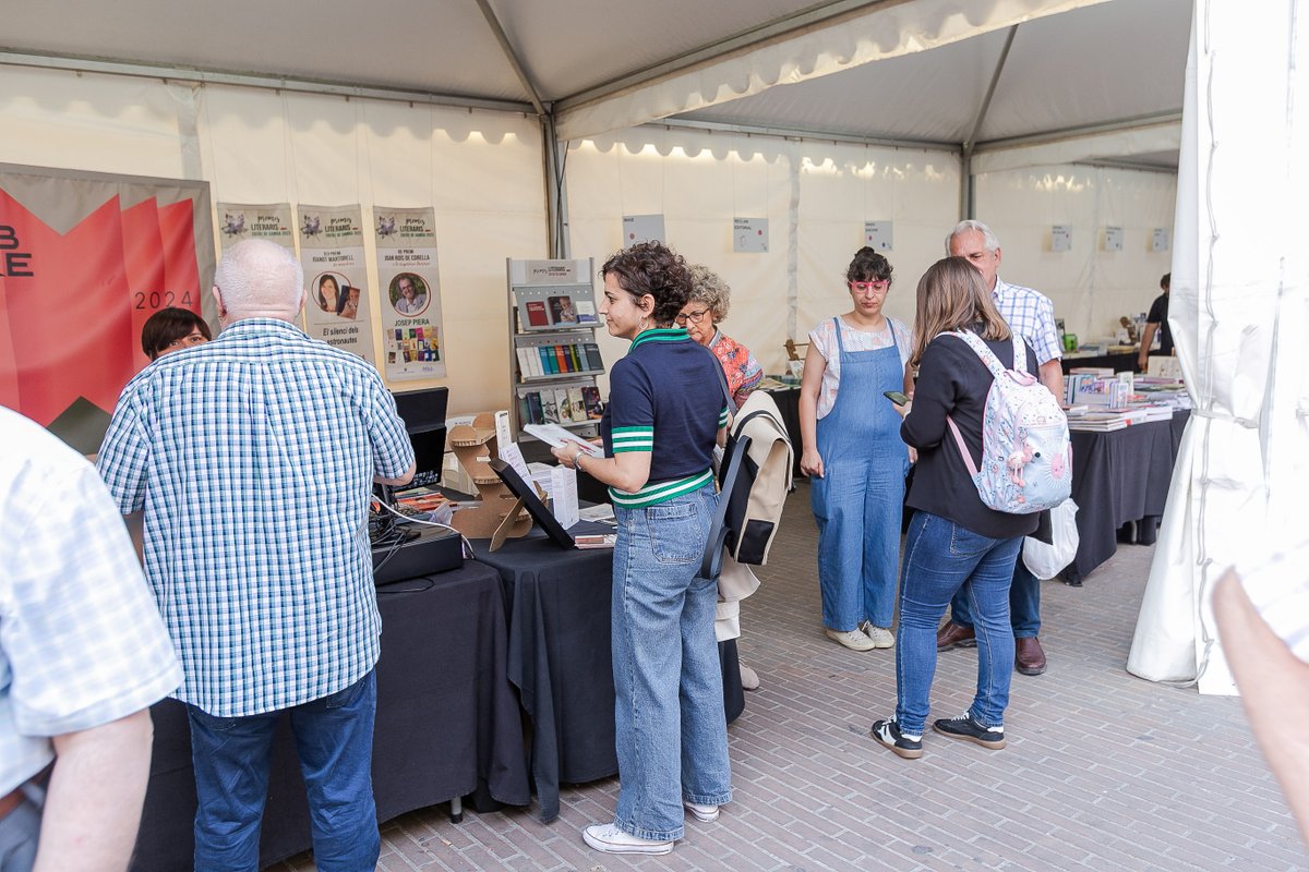 ☺️Primera jornada de la @placadelllibre de Gandia, i quin dia! 🌱 Hem inaugurat, gaudit de les primeres activitats, i trobat el nostre llibre entre els 2.500 que fins diumenge tindreu a la plaça Jaume I 📚 😉Demà tornem a partir de les 11:00. Agafeu forces!