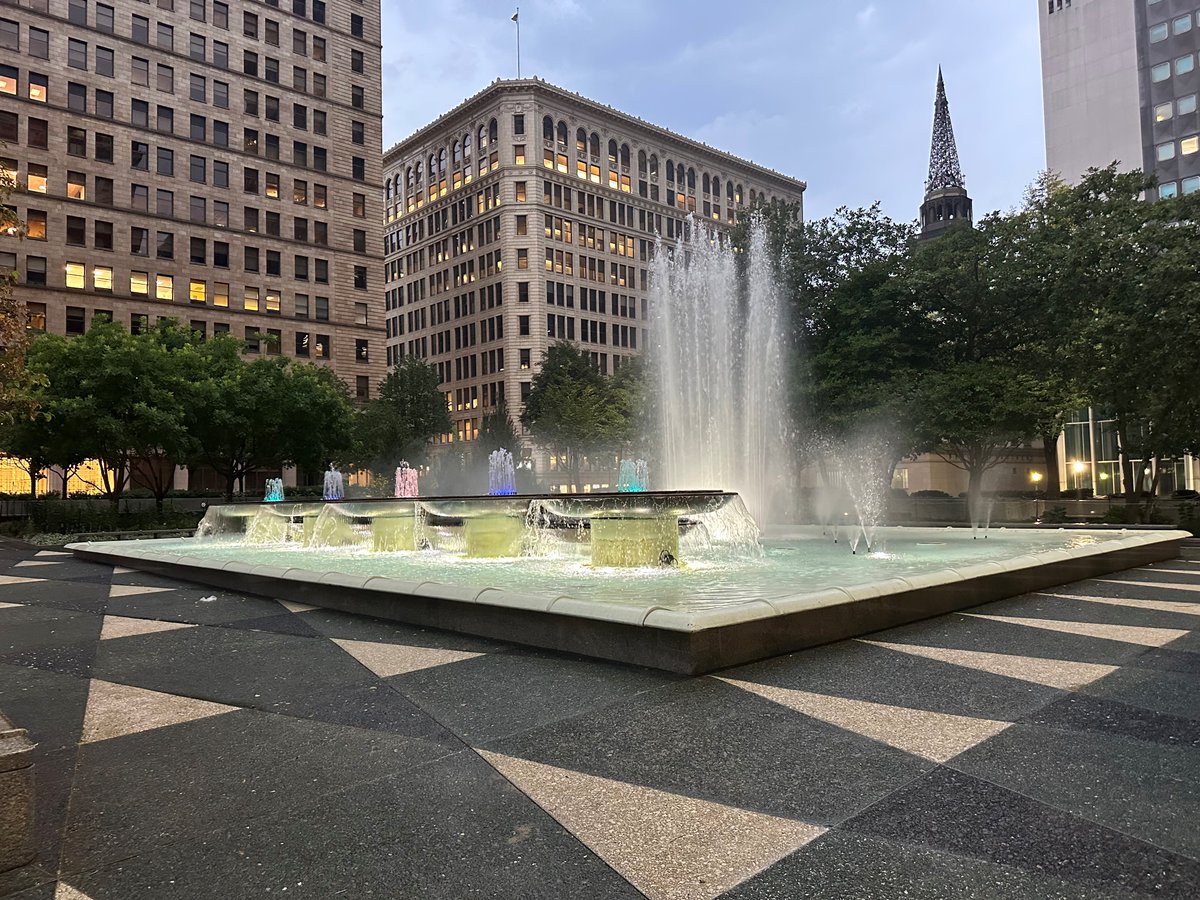 Join us and @DowntownPitt for Happy Hour in Mellon Square tonight (Thursday) from 4:30 - 7:30 P.M.! 🍸 Enjoy two free drinks and a tasty selection of food from Talia! eventbrite.com/e/happy-hour-i…